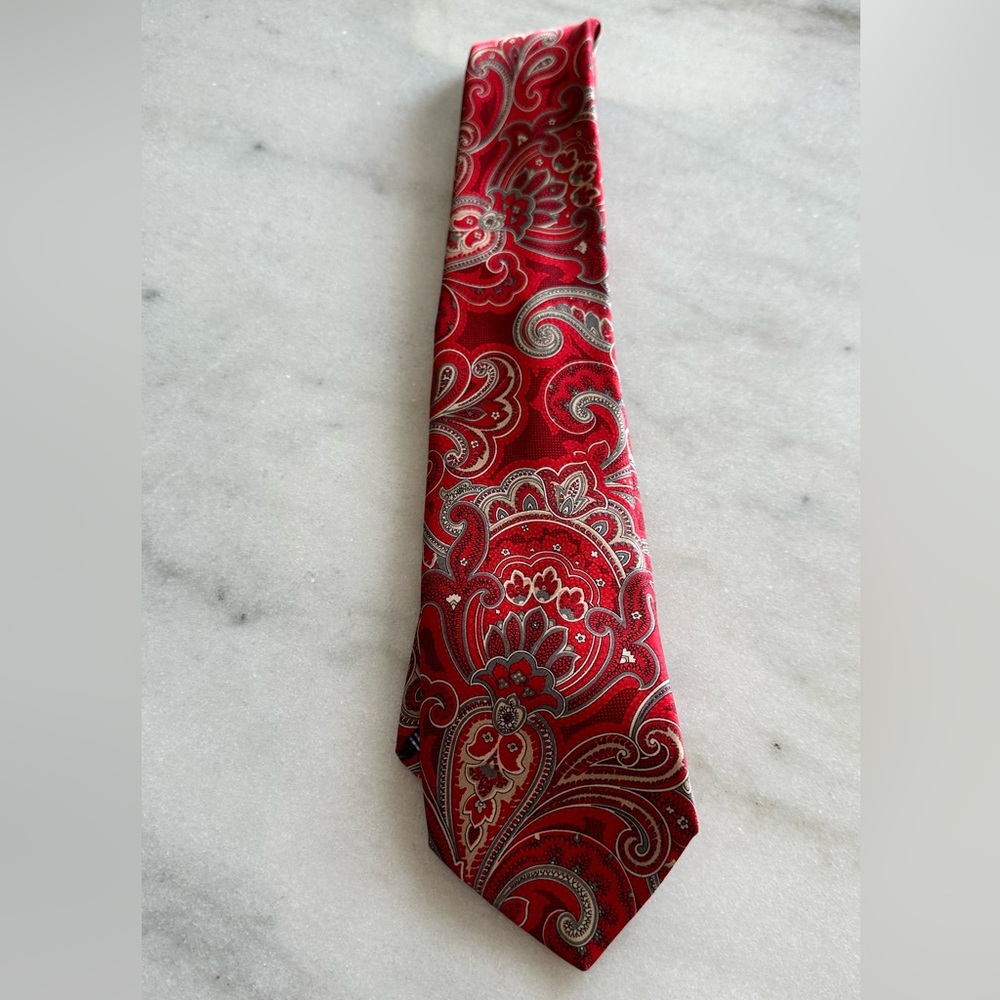 Silk tie red paisley design